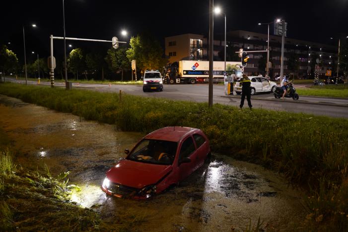 Auto in de sloot na aanrijding
