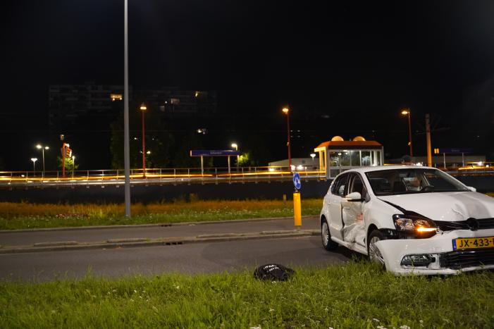 Auto in de sloot na aanrijding