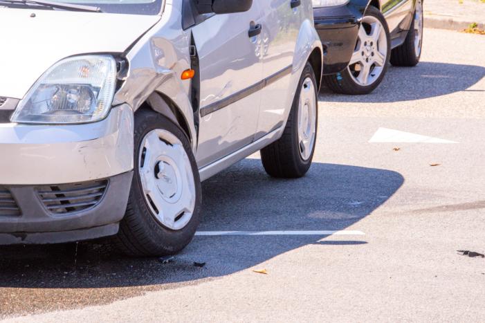 Bestuurder op leeftijd gewond bij aanrijding