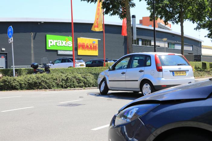 Bestuurder op leeftijd gewond bij aanrijding