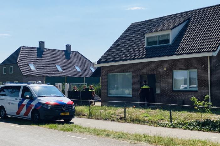 Dienst Speciale Interventies rijdt met bearcat toegangspoort eruit