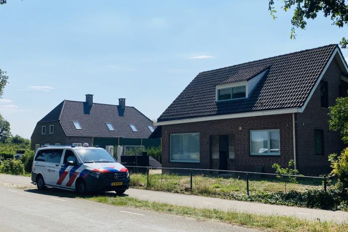 Dienst Speciale Interventies rijdt met bearcat toegangspoort eruit