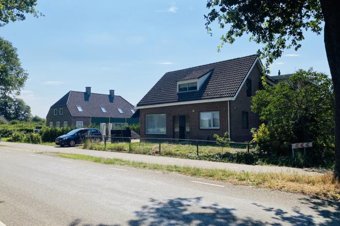 Dienst Speciale Interventies rijdt met bearcat toegangspoort eruit