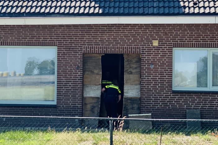 Dienst Speciale Interventies rijdt met bearcat toegangspoort eruit