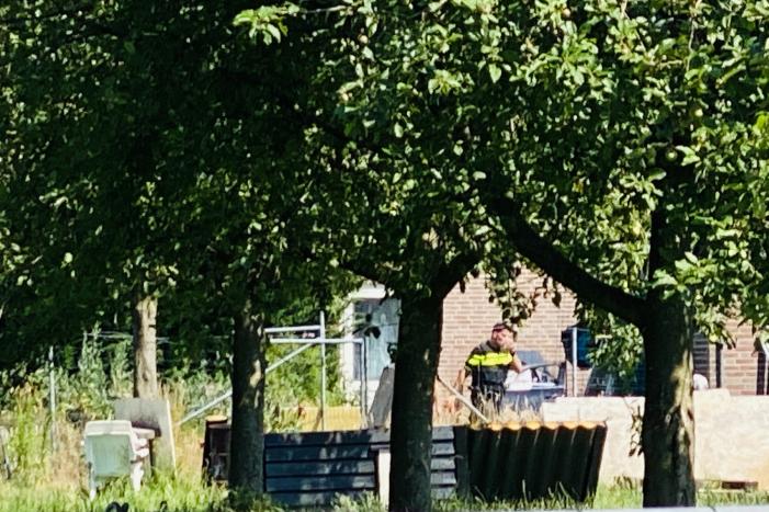 Dienst Speciale Interventies rijdt met bearcat toegangspoort eruit