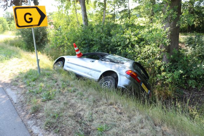 Auto belandt in greppel, bestuurder rijdt verder