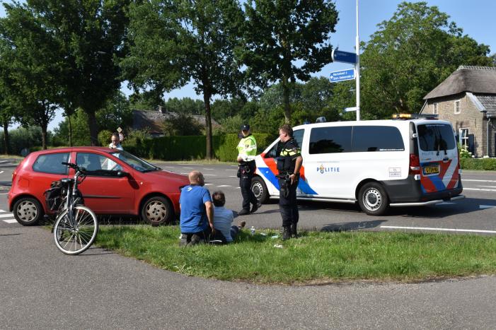 Fietser loopt hoofdwond op na botsing met auto