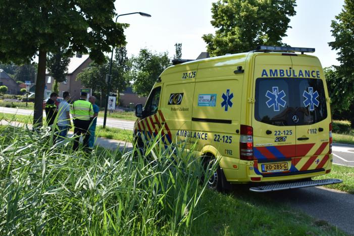 Fietser loopt hoofdwond op na botsing met auto