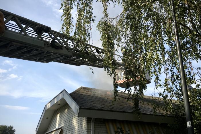 Brand in dak van woonwagen
