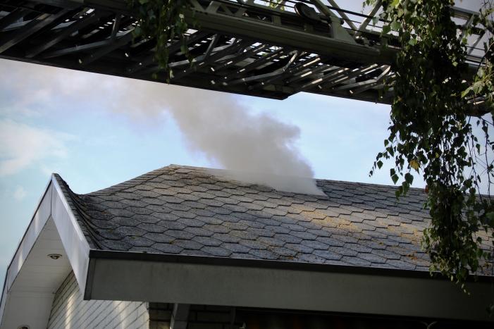 Brand in dak van woonwagen