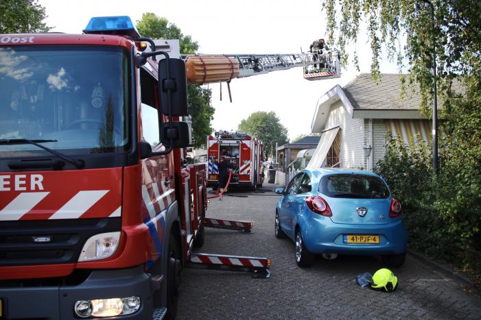 Brand in dak van woonwagen