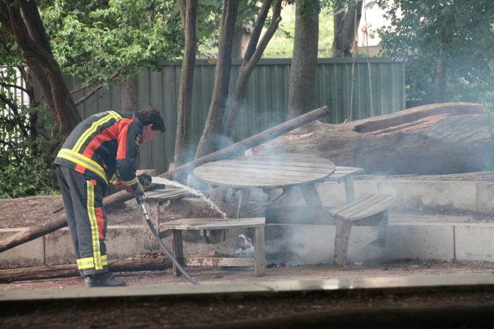 Tafel in brand op schoolplein