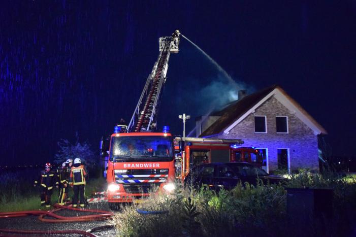 Flinke brand in woning met rietenkap