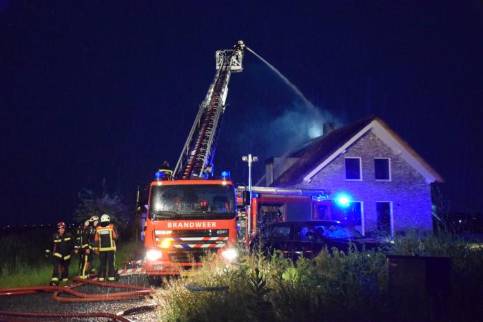 Flinke brand in woning met rietenkap