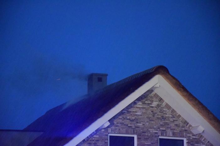 Flinke brand in woning met rietenkap