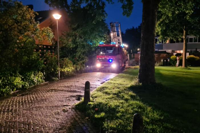 Brandlucht in woning na mogelijke blikseminslag