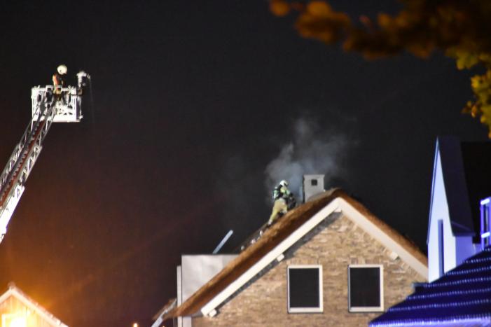 Flinke brand in woning met rietenkap