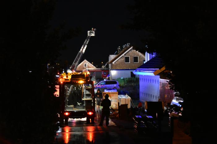 Flinke brand in woning met rietenkap