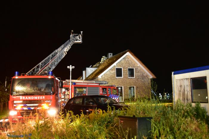 Flinke brand in woning met rietenkap