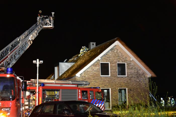 Flinke brand in woning met rietenkap