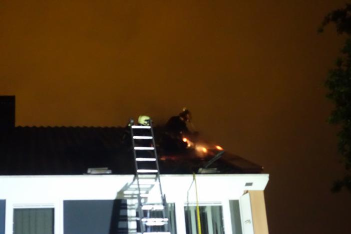 Brandlucht in woning na mogelijke blikseminslag
