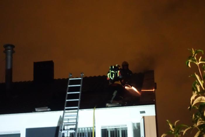 Brandlucht in woning na mogelijke blikseminslag