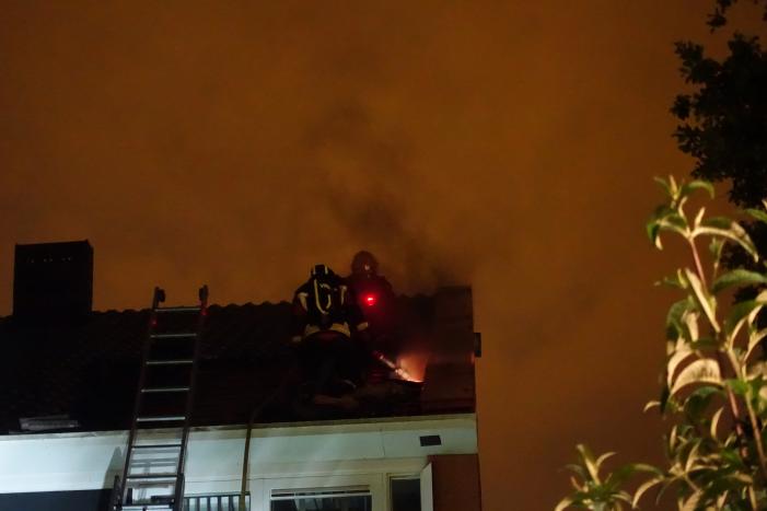 Brandlucht in woning na mogelijke blikseminslag