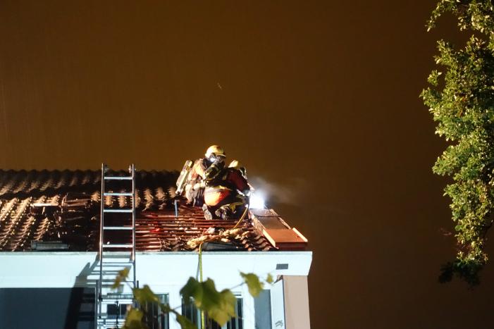 Brandlucht in woning na mogelijke blikseminslag