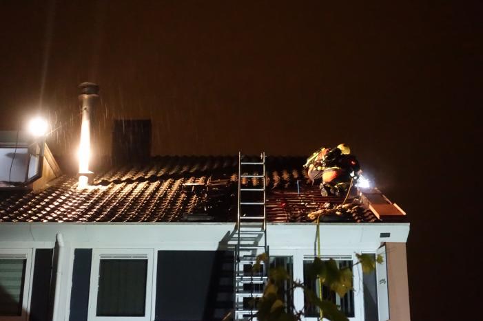 Brandlucht in woning na mogelijke blikseminslag