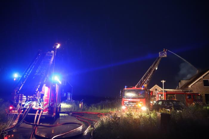 Flinke brand in woning met rietenkap