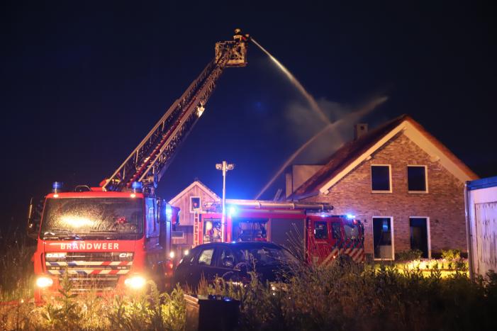 Flinke brand in woning met rietenkap