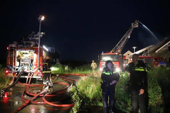 Flinke brand in woning met rietenkap