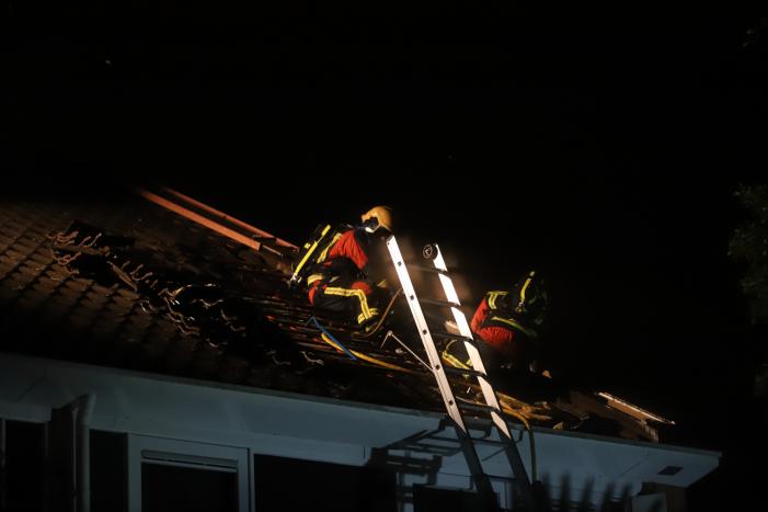 Brandlucht in woning na mogelijke blikseminslag