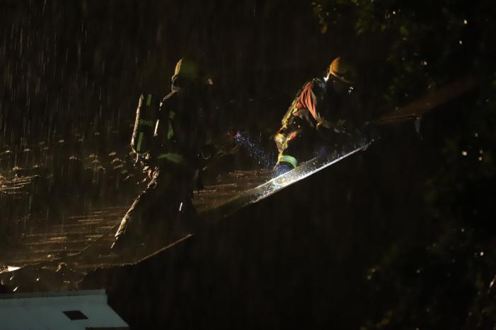 Brandlucht in woning na mogelijke blikseminslag