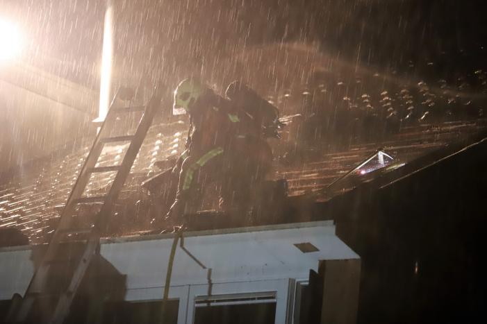 Brandlucht in woning na mogelijke blikseminslag