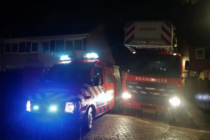 Brandlucht in woning na mogelijke blikseminslag