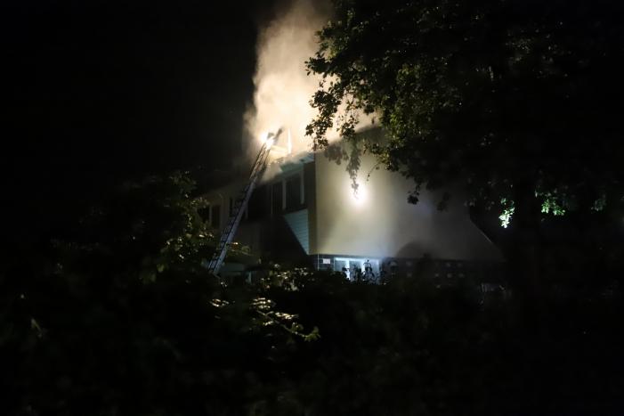 Brandlucht in woning na mogelijke blikseminslag