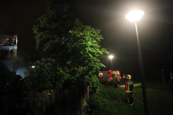 Brandlucht in woning na mogelijke blikseminslag