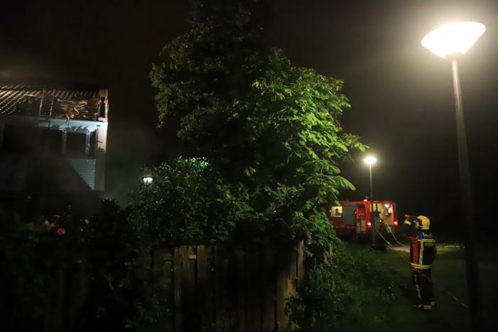 Brandlucht in woning na mogelijke blikseminslag