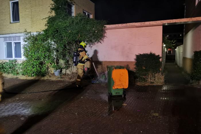 Kliko's in brand tegen woning