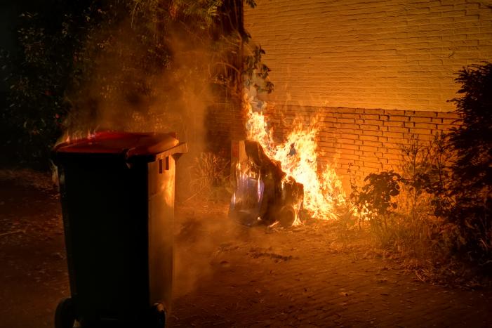 Kliko's in brand tegen woning