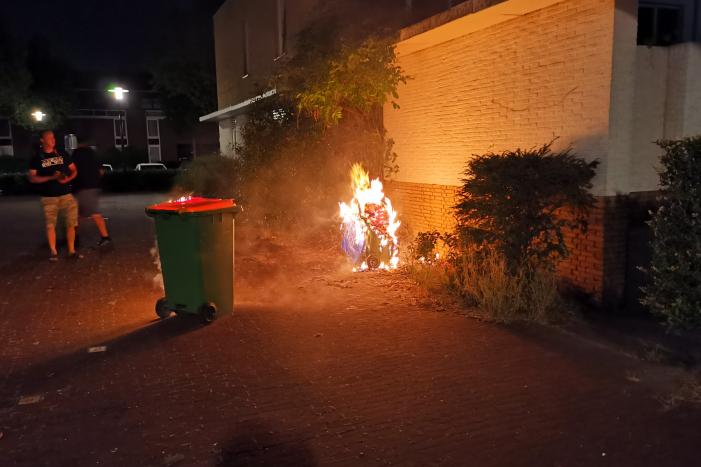 Kliko's in brand tegen woning