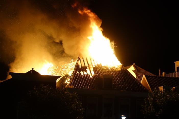 Zeer grote brand dak restaurant Pronto