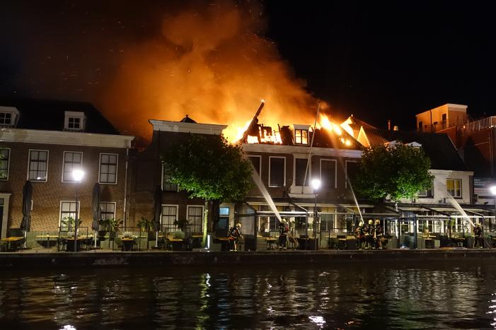 Zeer grote brand dak restaurant Pronto
