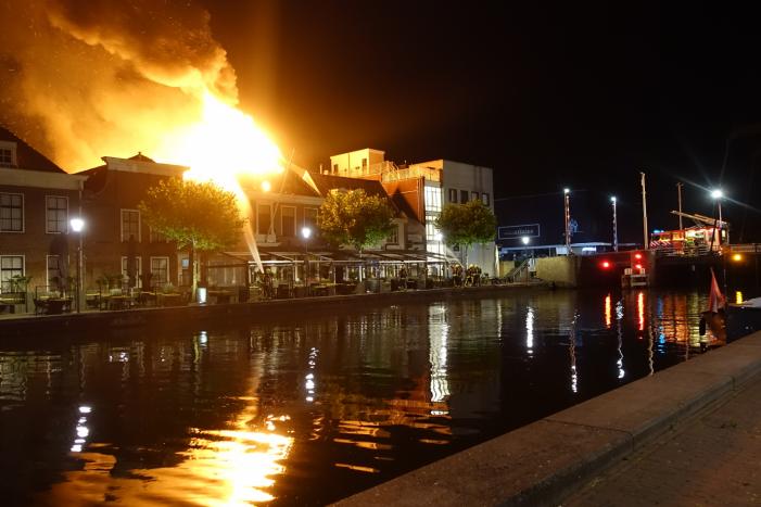 Zeer grote brand dak restaurant Pronto