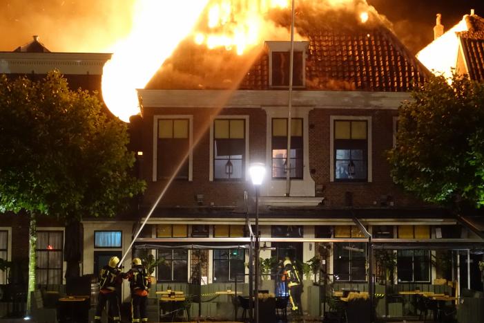 Zeer grote brand dak restaurant Pronto
