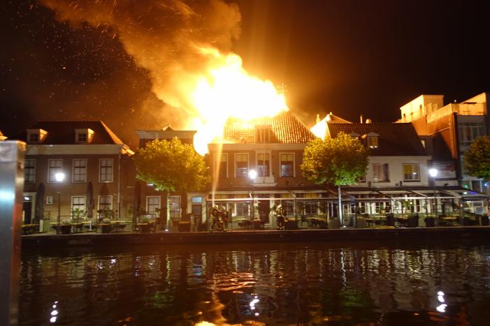 Zeer grote brand dak restaurant Pronto