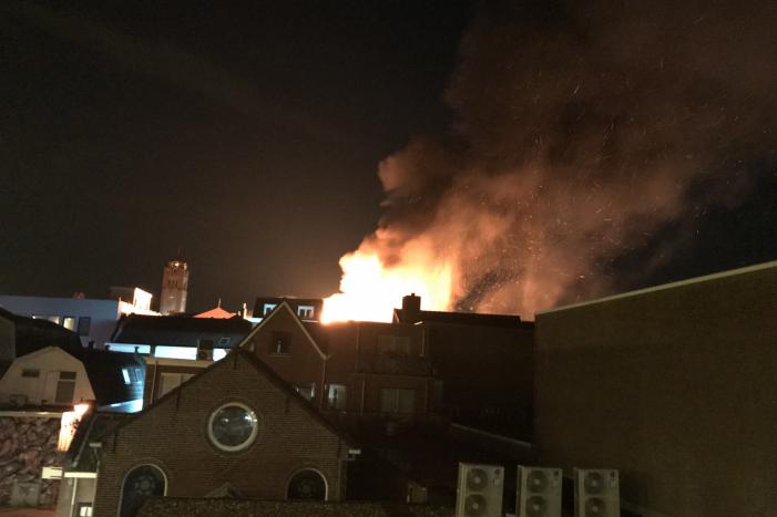 Zeer grote brand dak restaurant Pronto