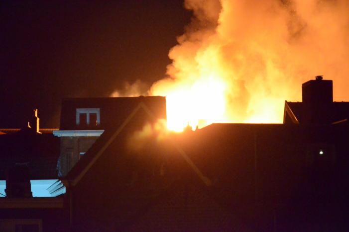 Zeer grote brand dak restaurant Pronto