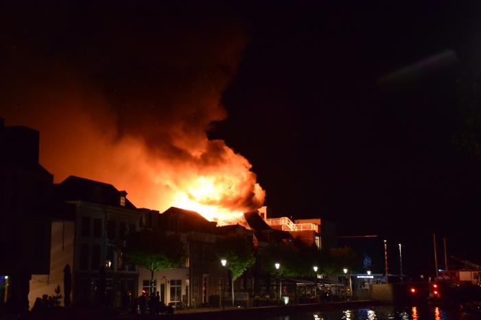 Zeer grote brand dak restaurant Pronto